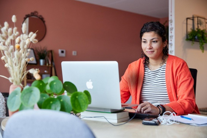 vrouw achter laptop prov Gron Subsidie uit Coronafonds voor digitalisering ondernemers