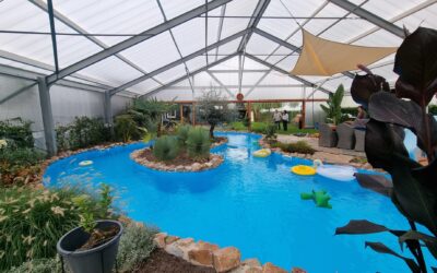 Netwerken bij een tropisch zwembad op 14 april